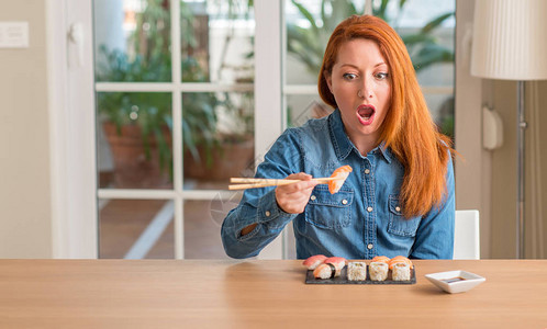 红发女人用筷子吃寿司图片