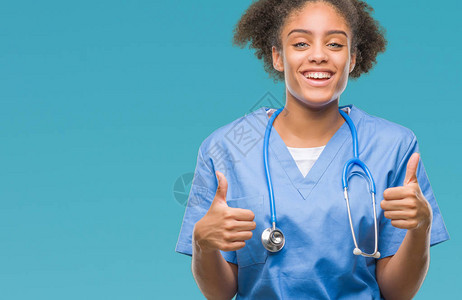 年轻的美国黑人医生女人在孤立的背景成功标志上用手做积极的手势图片