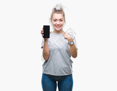 年轻金发女金发美女在孤立的背景中播放智能手机屏幕图片
