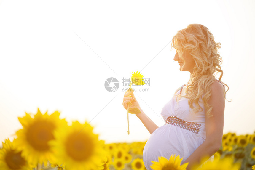 户外快乐怀孕的女人图片