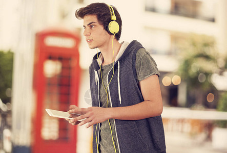 年轻人戴着耳机听音乐图片