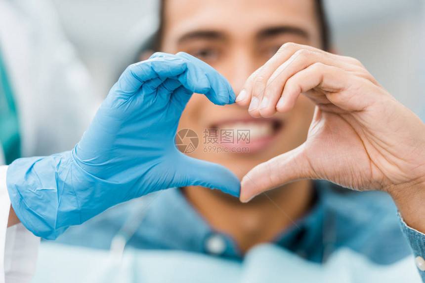 牙科医生和非裔美国病人的心脏形状手有选择图片
