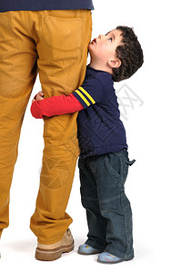 小男孩抱着父亲的腿图片