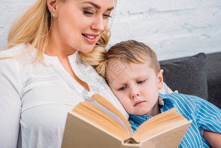 妈看书让小儿子不高兴图片