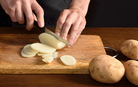 厨师切土豆的细节图片