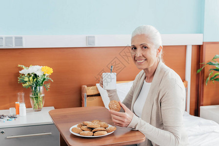快乐的年长女子在医院喝茶图片