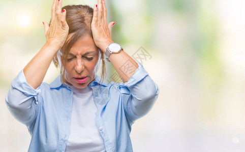 中年老西班牙裔妇女在孤立的背景下因疼痛和偏头痛而头痛绝望和压力大图片