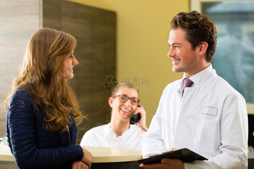 医生或牙医办公室接待室的病人和医生图片