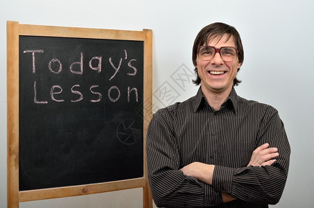 一个戴眼镜的男老师在图片