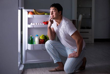 晚上在冰箱里吃饭的人图片