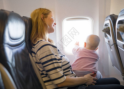 旅行在飞机上的母亲和婴儿图片