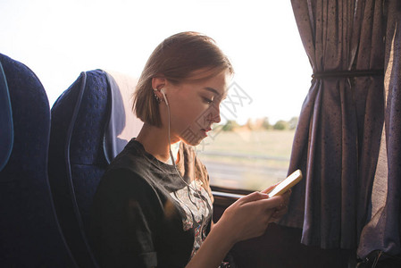 漂亮的女孩在窗边坐火车图片
