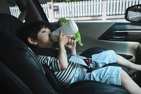 男孩在汽车安全座椅驱图片