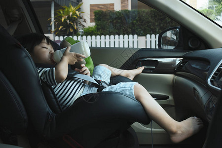 婴儿男孩在汽车安全座椅驱图片