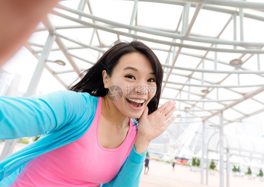 兴奋的女人自己拍照图片