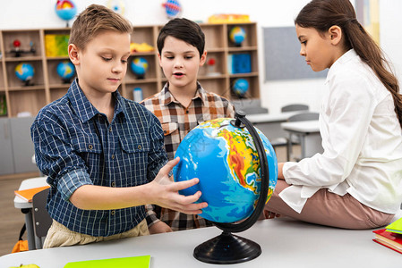 地理课期间在课堂上与地球一起玩耍的图片