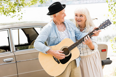 老年夫妻互相看着对方并用吉他来图片