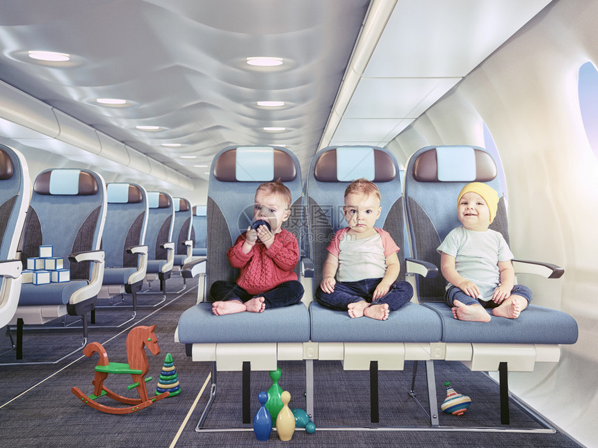 机舱内的三胞胎照片组合概念图片