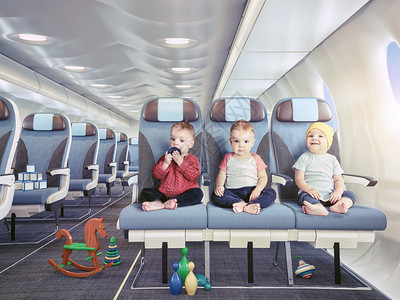 机舱内的三胞胎照片组合概念图片