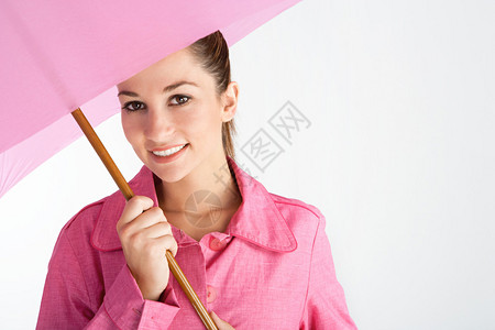 穿着粉红色雨衣图片
