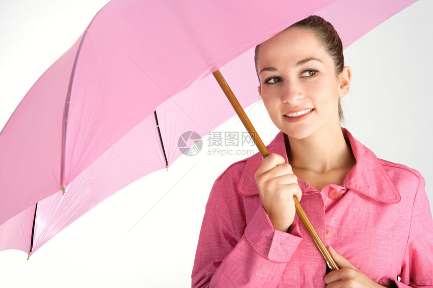 在明亮的粉红色雨伞下图片