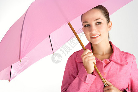 在明亮的粉红色雨伞下图片