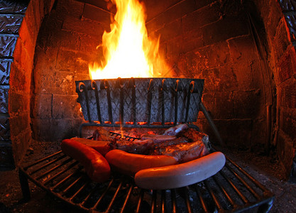 带火的壁炉和烤肉图片
