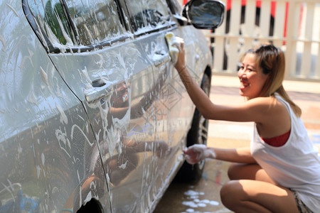 洗车快乐的女人洗车图片