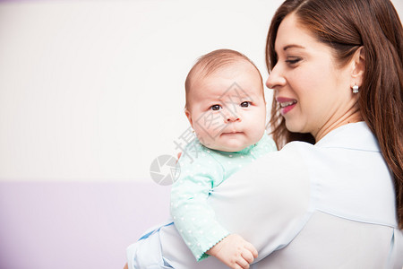 好漂亮的女人怀着新生婴儿在家中图片