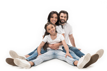 幸福的家庭坐着看着被白色隔离的相机图片