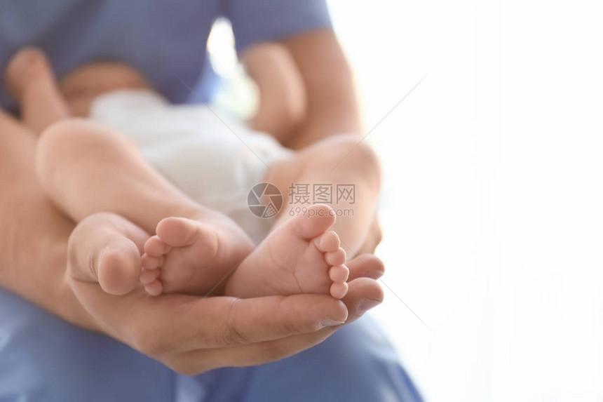 男医生在医院抱着婴儿图片