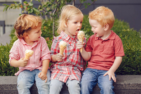 三个可爱的小孩坐在一起分享冰淇淋食物爱友情快乐概念永远图片