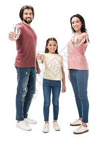 微笑的一家人举着一副水杯手握着图片