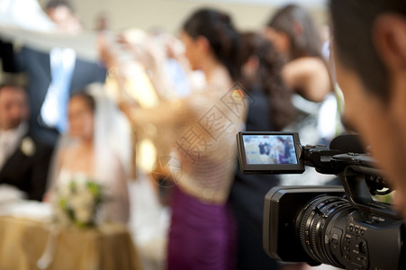 摄影师录制婚姻的视频图片