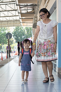 儿童与母亲上学的第一天就上学接受教育幼图片