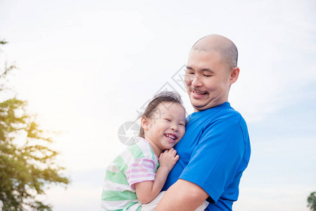 亚洲父亲在公园里抱着女儿图片