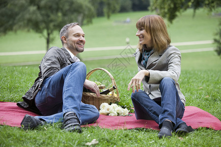在城市公园野餐的浪漫情侣图片