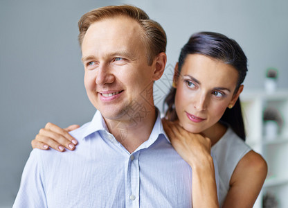 中年男子被妻子拥抱的肖像图片