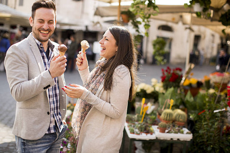 在意大利罗马吃冰淇淋的恩爱夫妻背景图片