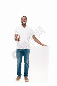 快乐的非洲美国人拿着空白横幅举起大拇指在图片