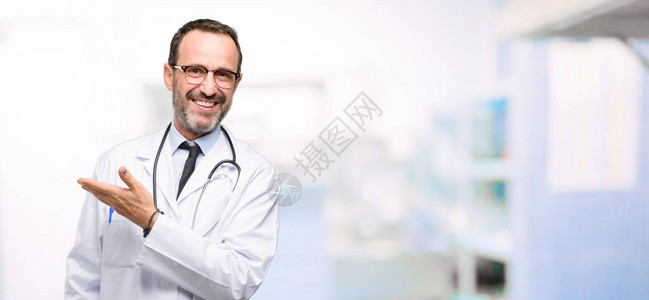 高级医生医疗专业人员在医院空手握着一图片