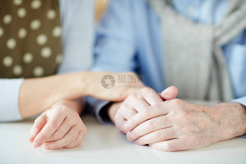 多年来相互照顾和扶持的年长夫妇亲爱之手紧相图片