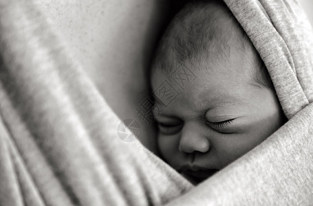 新生婴儿睡在婴儿环状的婴儿床上复制图片
