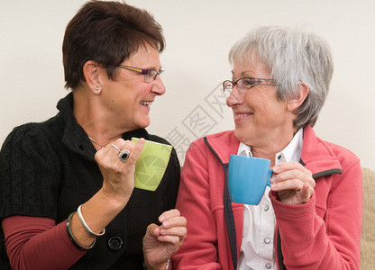两位高级女士一起喝咖啡图片