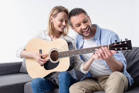 男人微笑教女人弹音响吉他图片