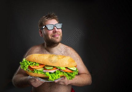 戴眼镜的胖子快乐男人带图片