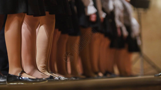 女孩连裤袜的腿儿童合唱团排练学图片