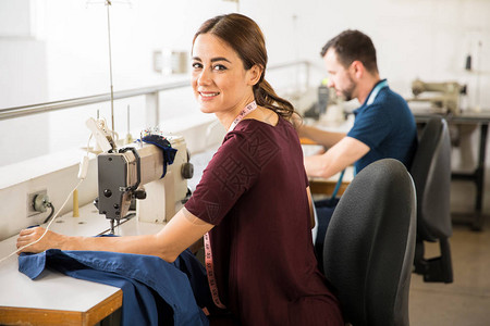 漂亮的年轻女子在一家纺织厂做裁图片