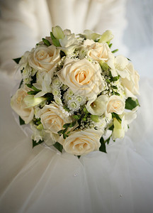 结婚礼服上的玫瑰花束图片