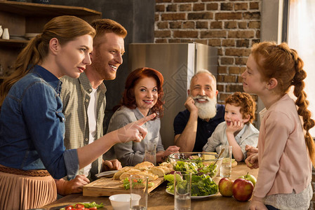 多代幸福多代家庭一起在厨房准图片